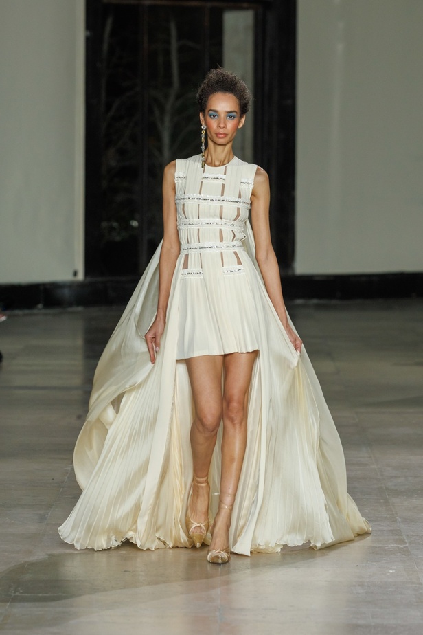 مجموعة جورج شقرا استكشاف للفخامة بألوان وقصات جريئة