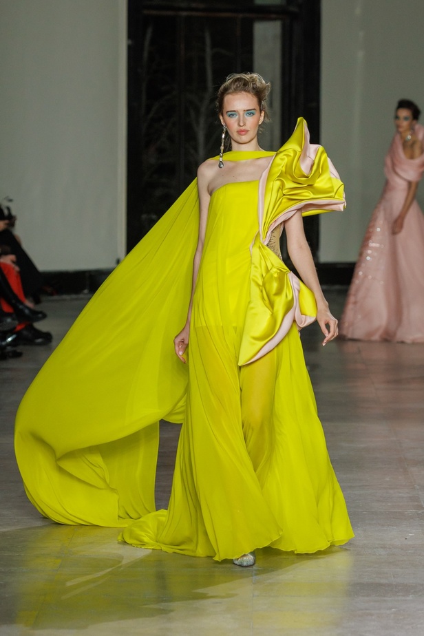 مجموعة جورج شقرا استكشاف للفخامة بألوان وقصات جريئة