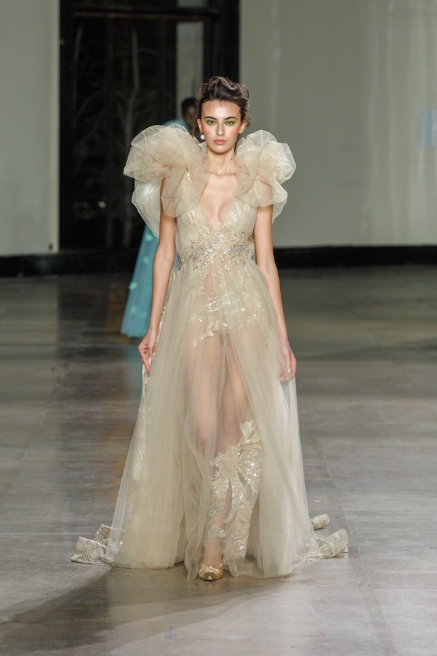 مجموعة جورج شقرا استكشاف للفخامة بألوان وقصات جريئة