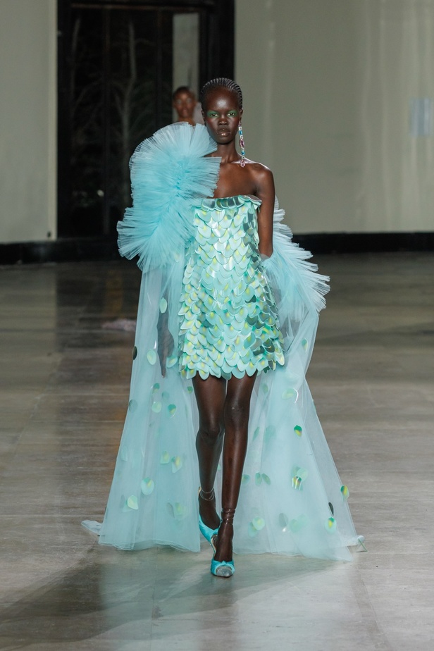 مجموعة جورج شقرا استكشاف للفخامة بألوان وقصات جريئة