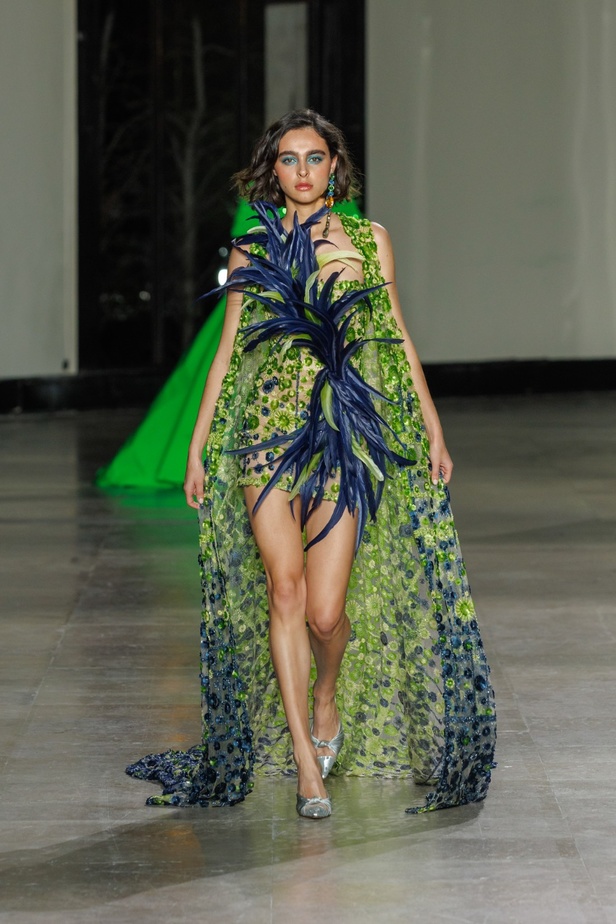 مجموعة جورج شقرا استكشاف للفخامة بألوان وقصات جريئة