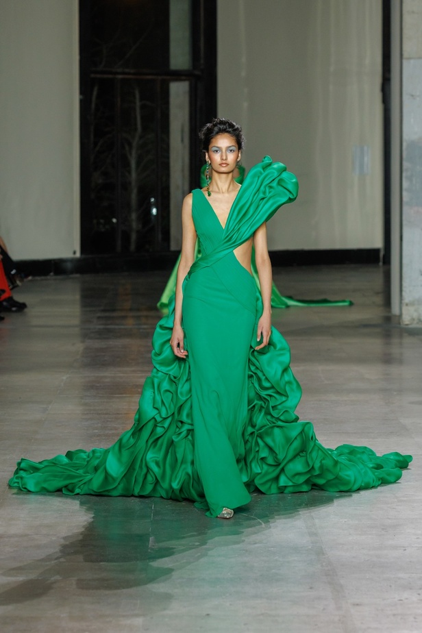 مجموعة جورج شقرا استكشاف للفخامة بألوان وقصات جريئة