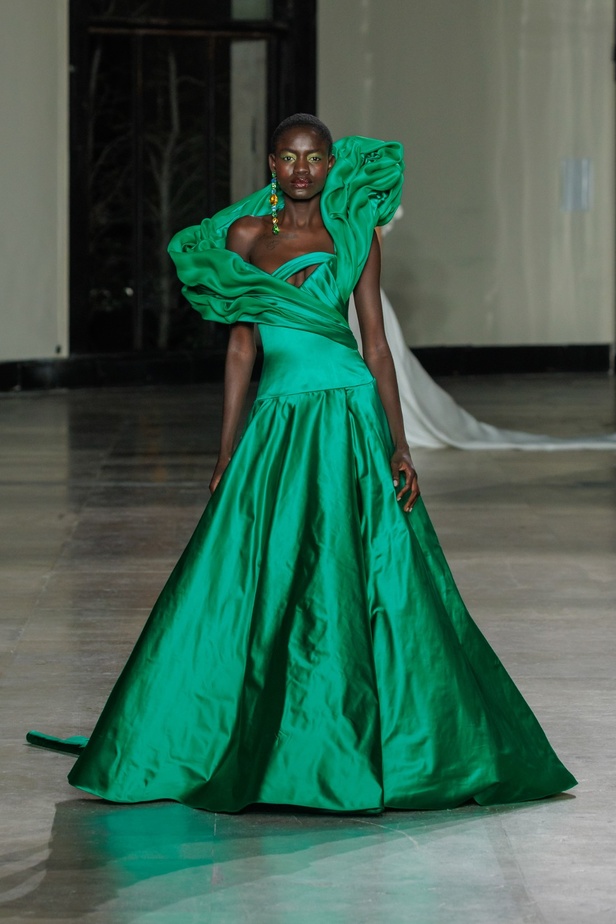 مجموعة جورج شقرا استكشاف للفخامة بألوان وقصات جريئة