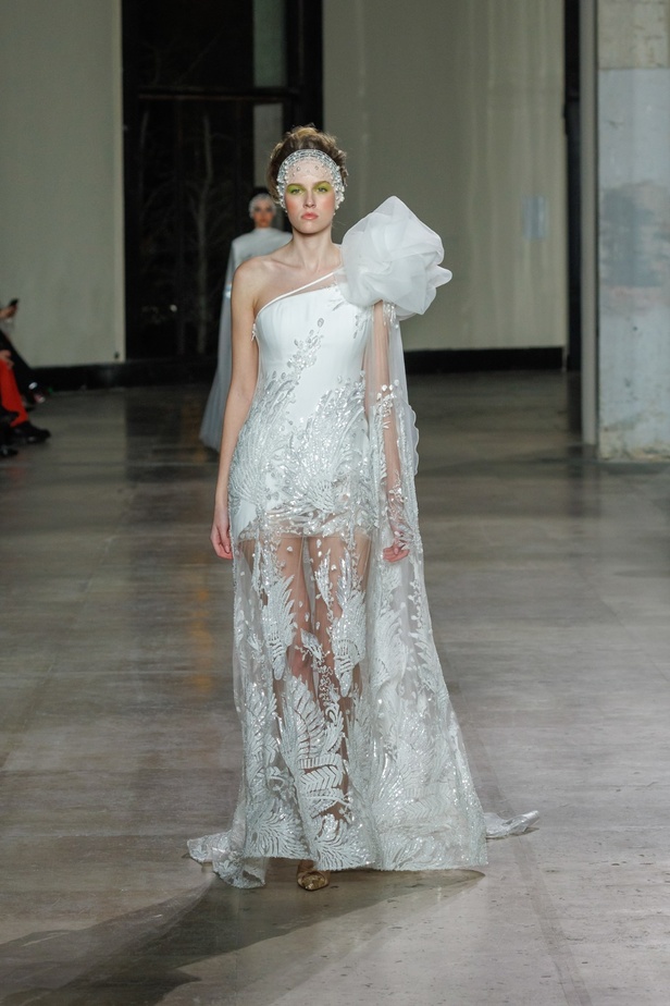 مجموعة جورج شقرا استكشاف للفخامة بألوان وقصات جريئة