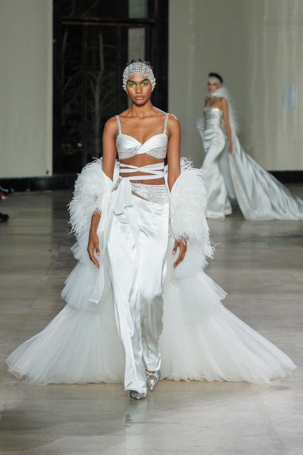 مجموعة جورج شقرا استكشاف للفخامة بألوان وقصات جريئة