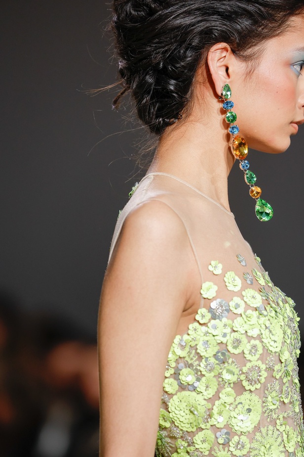 مجموعة جورج شقرا استكشاف للفخامة بألوان وقصات جريئة