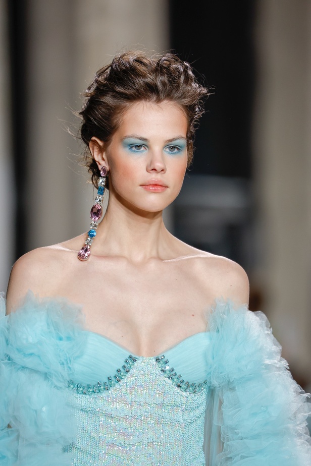 مجموعة جورج شقرا استكشاف للفخامة بألوان وقصات جريئة