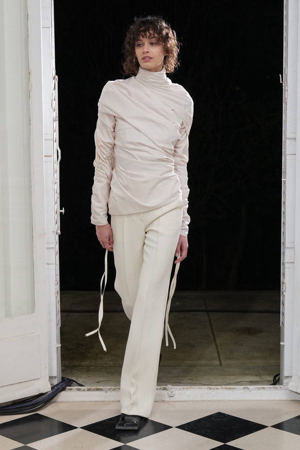 ميزون ربيع كيروز تعود إلى عروض الأزياء الراقية بعد غياب ثلاثة أعوام