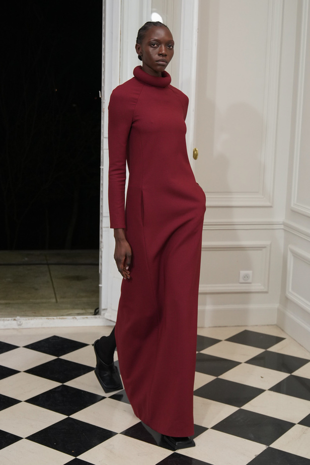 ميزون ربيع كيروز تعود إلى عروض الأزياء الراقية بعد غياب ثلاثة أعوام