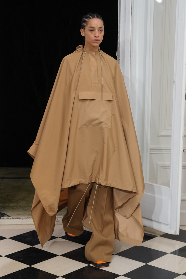 ميزون ربيع كيروز تعود إلى عروض الأزياء الراقية بعد غياب ثلاثة أعوام