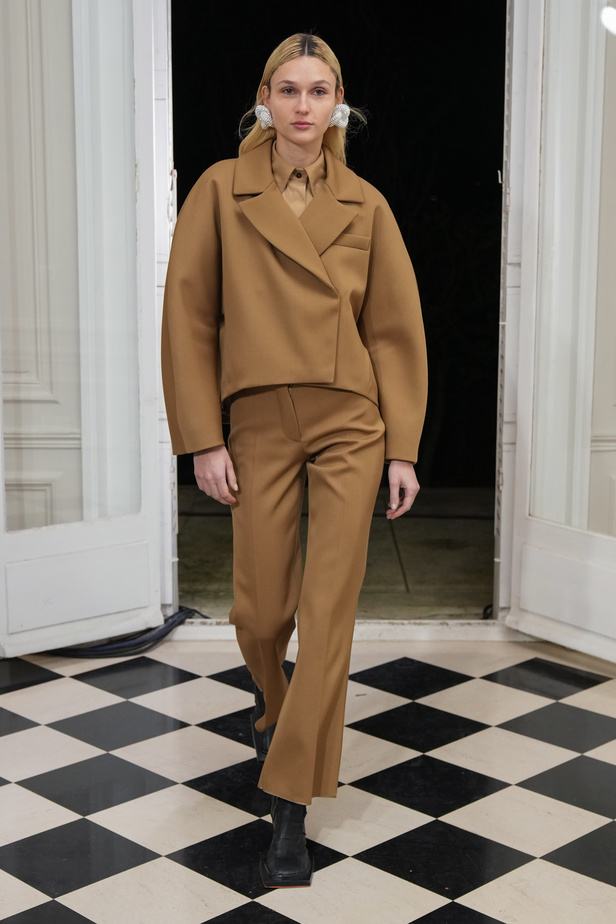 ميزون ربيع كيروز تعود إلى عروض الأزياء الراقية بعد غياب ثلاثة أعوام