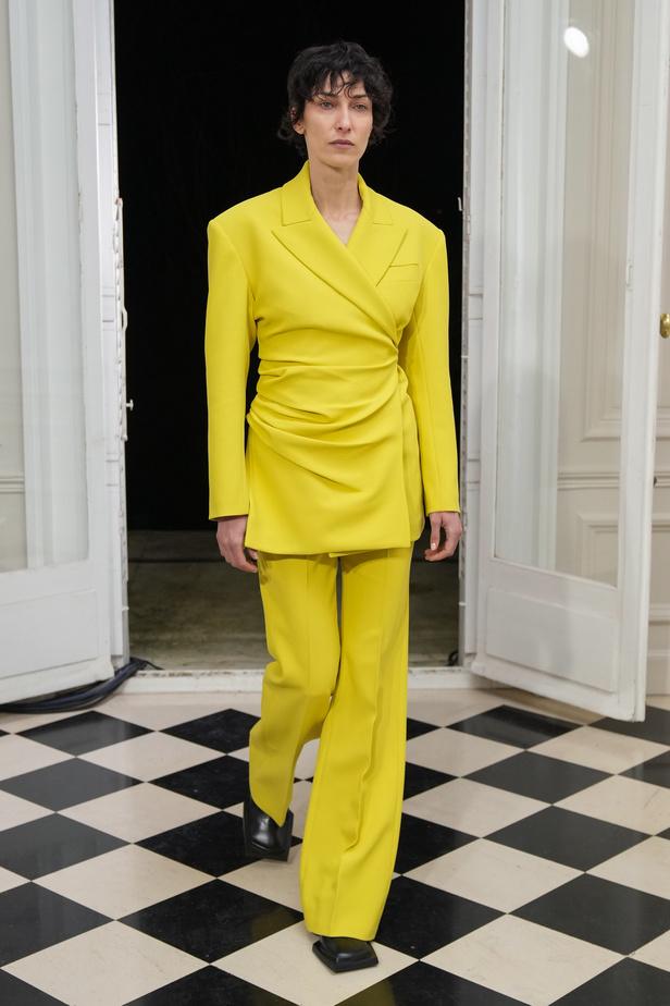 ميزون ربيع كيروز تعود إلى عروض الأزياء الراقية بعد غياب ثلاثة أعوام