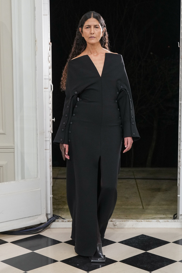 ميزون ربيع كيروز تعود إلى عروض الأزياء الراقية بعد غياب ثلاثة أعوام