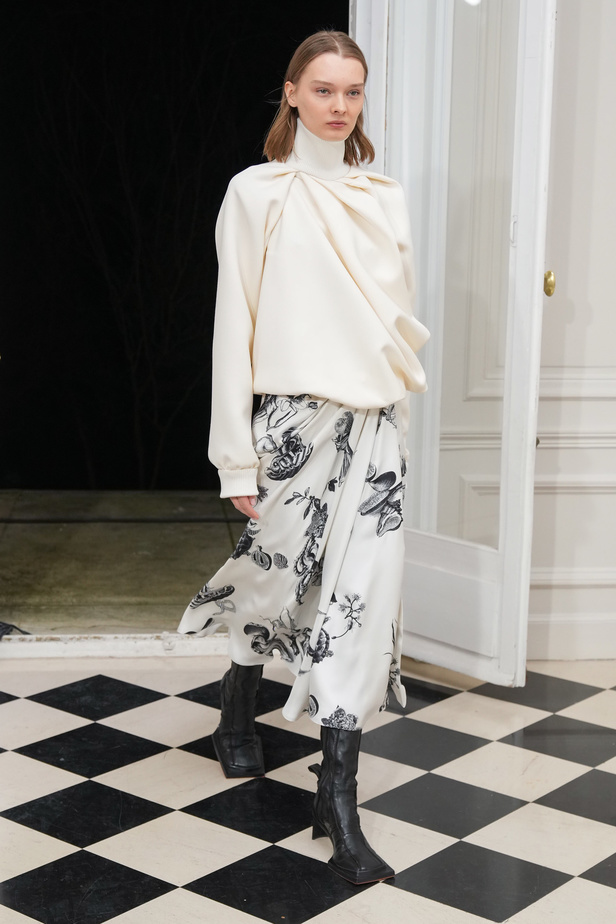 ميزون ربيع كيروز تعود إلى عروض الأزياء الراقية بعد غياب ثلاثة أعوام