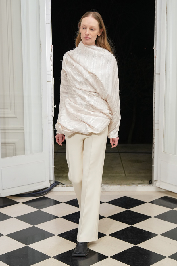 ميزون ربيع كيروز تعود إلى عروض الأزياء الراقية بعد غياب ثلاثة أعوام