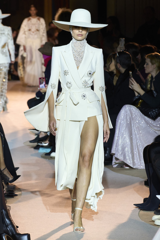 من عرض أزياء زهير مراد للهوت كوتور لربيع وصيف 2023