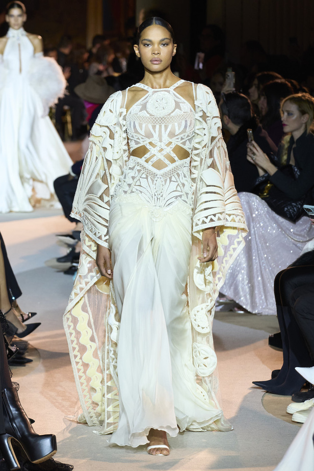 من عرض أزياء زهير مراد للهوت كوتور لربيع وصيف 2023