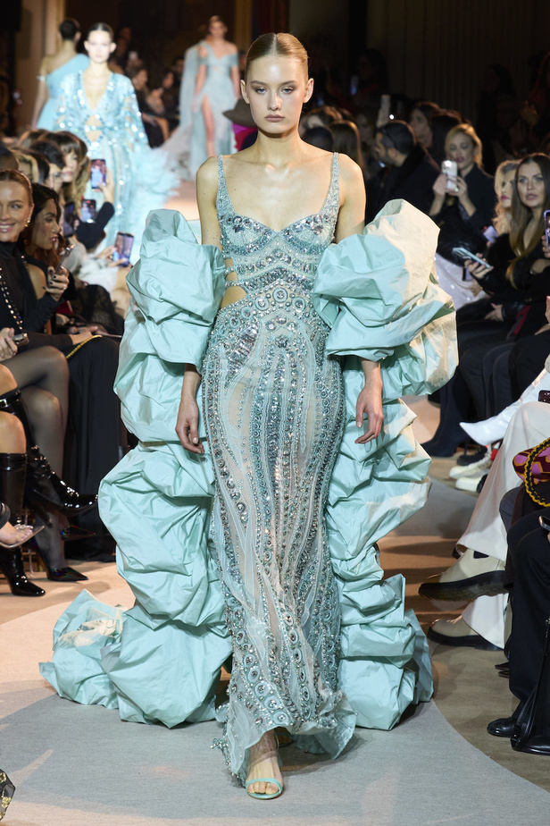 من عرض أزياء زهير مراد للهوت كوتور لربيع وصيف 2023