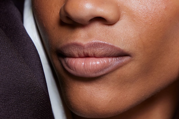 اطلالات جمالية من عرض ستيفان رولاند في مجموعته الكوتور لربيع وصيف 2023 