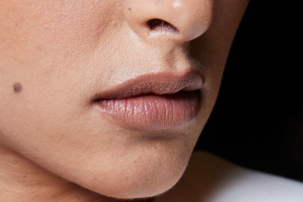 اطلالات جمالية من عرض ستيفان رولاند في مجموعته الكوتور لربيع وصيف 2023 