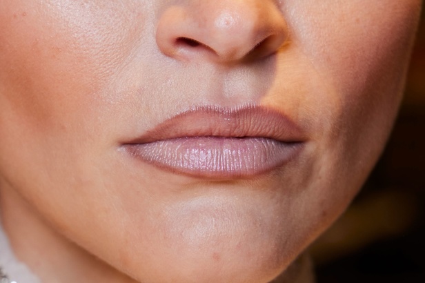 اطلالات جمالية من عرض ستيفان رولاند في مجموعته الكوتور لربيع وصيف 2023 