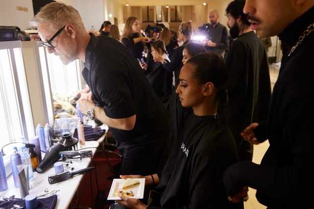 اطلالات جمالية من عرض ستيفان رولاند في مجموعته الكوتور لربيع وصيف 2023 