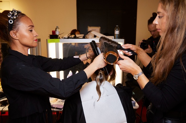 اطلالات جمالية من عرض ستيفان رولاند في مجموعته الكوتور لربيع وصيف 2023 