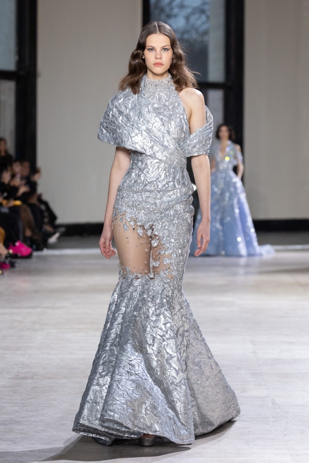 رحلة "STARDUST"... مجموعة أزياء طوني ورد الراقية لربيع وصيف 2023