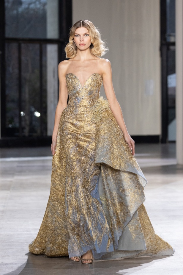 رحلة "STARDUST"... مجموعة أزياء طوني ورد الراقية لربيع وصيف 2023