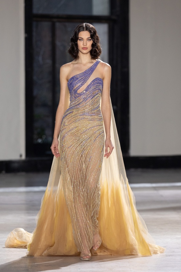 رحلة "STARDUST"... مجموعة أزياء طوني ورد الراقية لربيع وصيف 2023