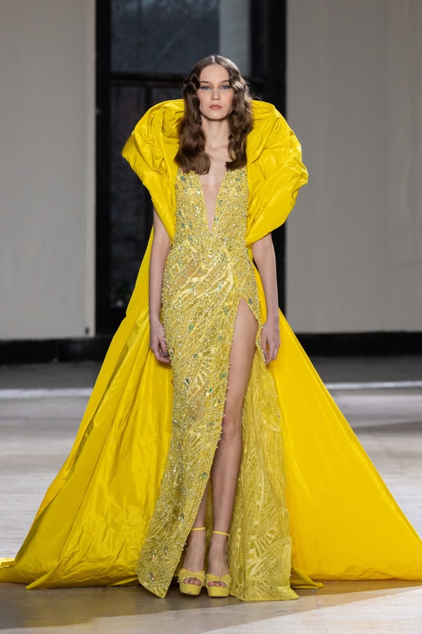 رحلة "STARDUST"... مجموعة أزياء طوني ورد الراقية لربيع وصيف 2023