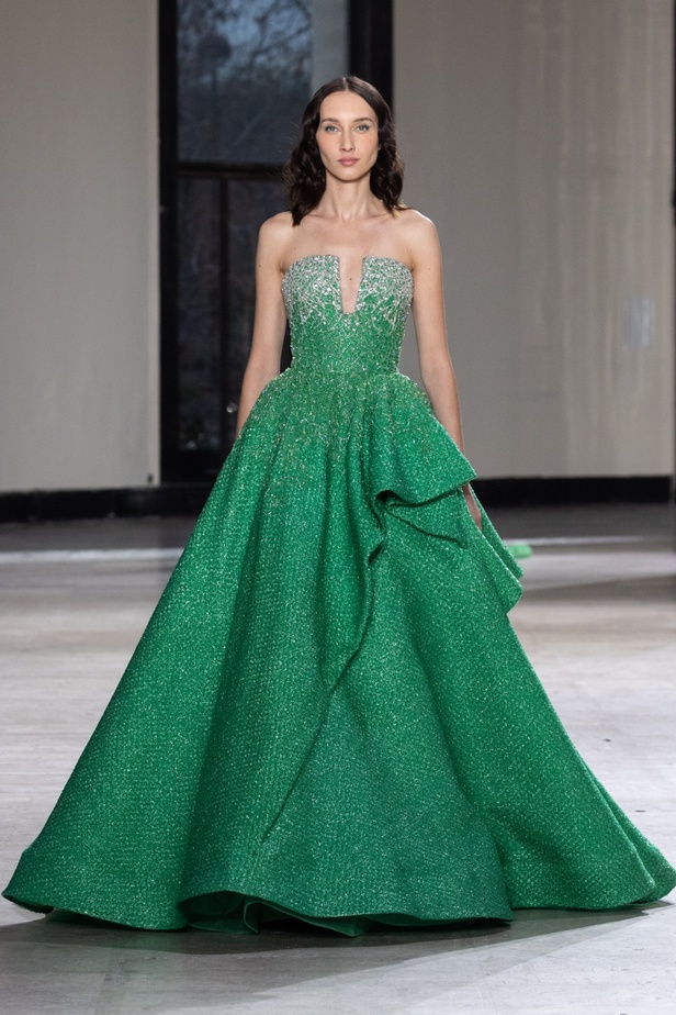 رحلة "STARDUST"... مجموعة أزياء طوني ورد الراقية لربيع وصيف 2023