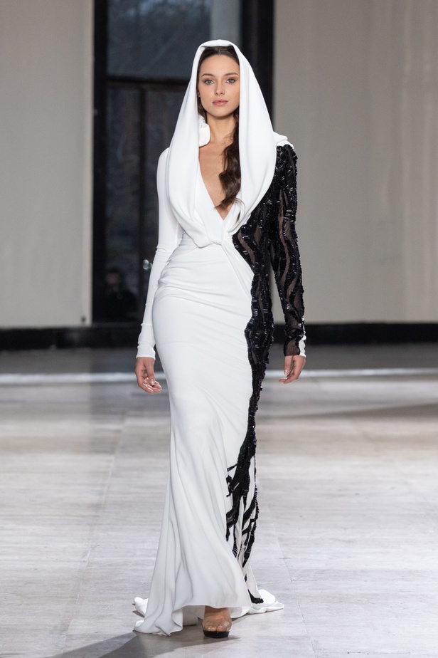 رحلة "STARDUST"... مجموعة أزياء طوني ورد الراقية لربيع وصيف 2023