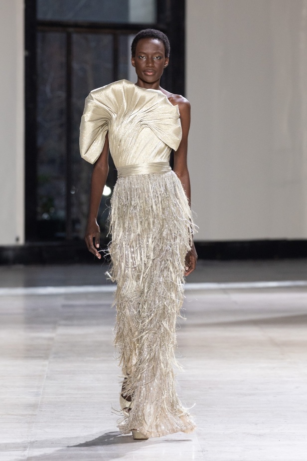 رحلة "STARDUST"... مجموعة أزياء طوني ورد الراقية لربيع وصيف 2023