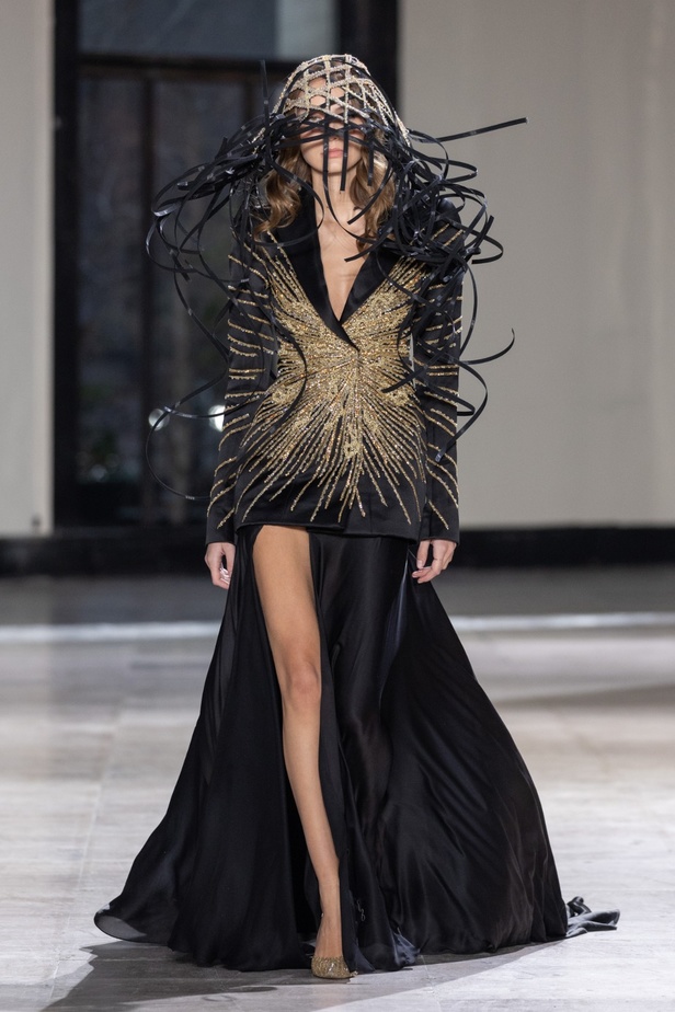 رحلة "STARDUST"... مجموعة أزياء طوني ورد الراقية لربيع وصيف 2023