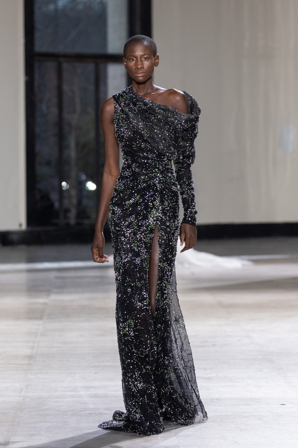 رحلة "STARDUST"... مجموعة أزياء طوني ورد الراقية لربيع وصيف 2023