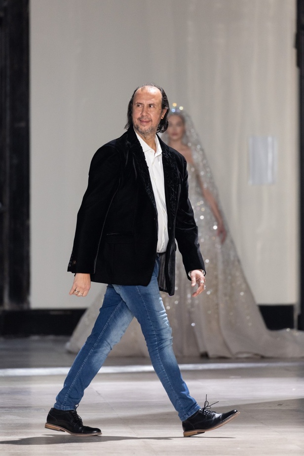 رحلة "STARDUST"... مجموعة أزياء طوني ورد الراقية لربيع وصيف 2023