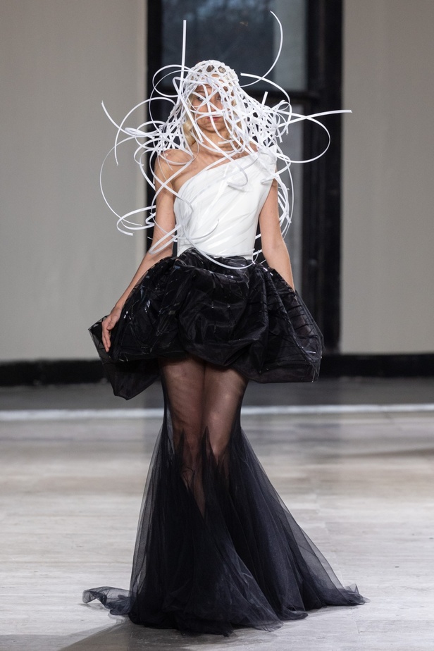 رحلة "STARDUST"... مجموعة أزياء طوني ورد الراقية لربيع وصيف 2023