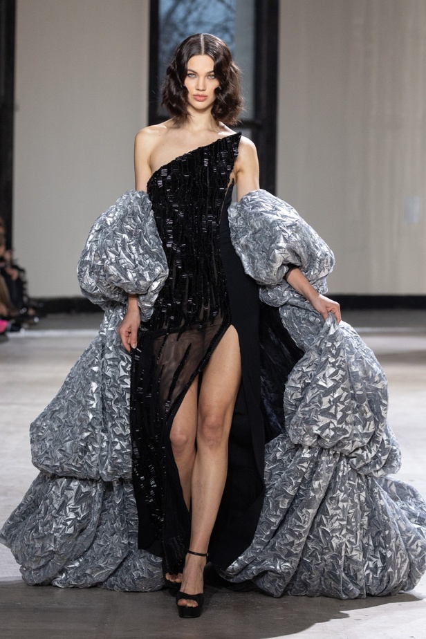 رحلة "STARDUST"... مجموعة أزياء طوني ورد الراقية لربيع وصيف 2023