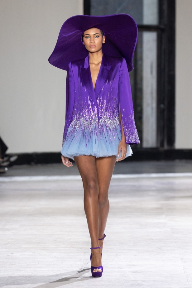 رحلة "STARDUST"... مجموعة أزياء طوني ورد الراقية لربيع وصيف 2023