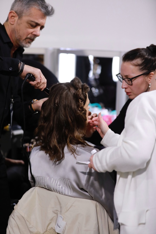 رحلة "STARDUST"... مجموعة أزياء طوني ورد الراقية لربيع وصيف 2023