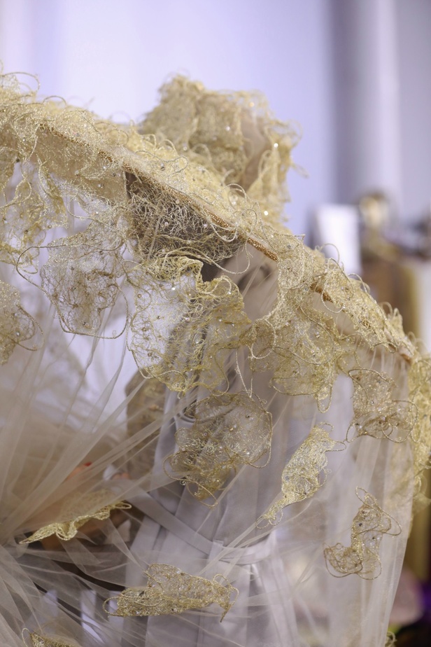 رحلة "STARDUST"... مجموعة أزياء طوني ورد الراقية لربيع وصيف 2023