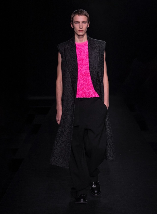 مجموعة Valentino لربيع وصيف 2023 أفكار جريئة وإعادة تعريف للأزياء الراقية