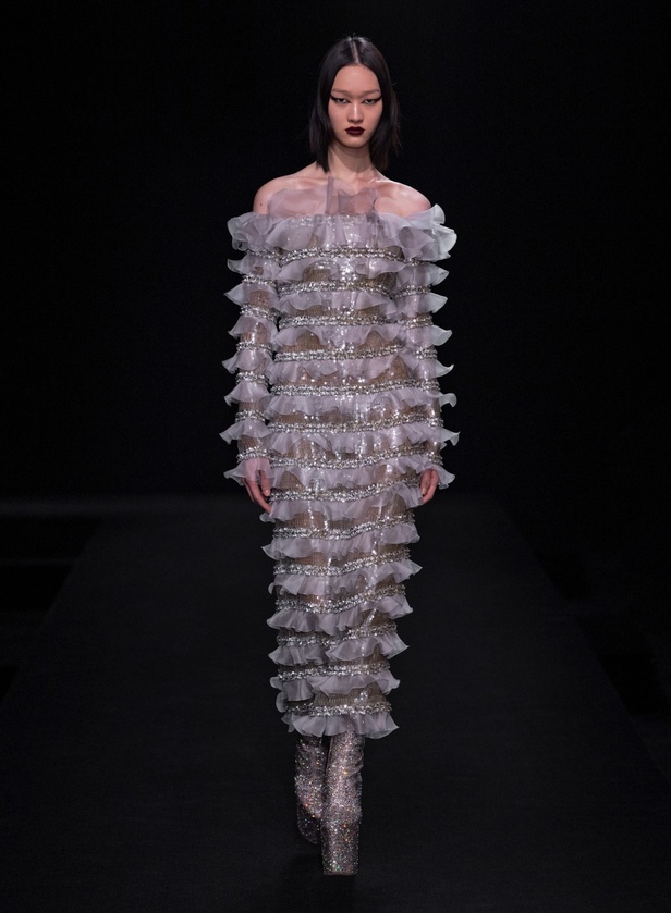 مجموعة Valentino لربيع وصيف 2023 أفكار جريئة وإعادة تعريف للأزياء الراقية