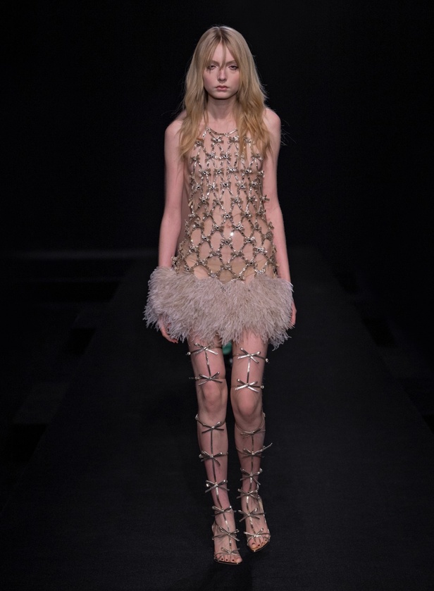 مجموعة Valentino لربيع وصيف 2023 أفكار جريئة وإعادة تعريف للأزياء الراقية