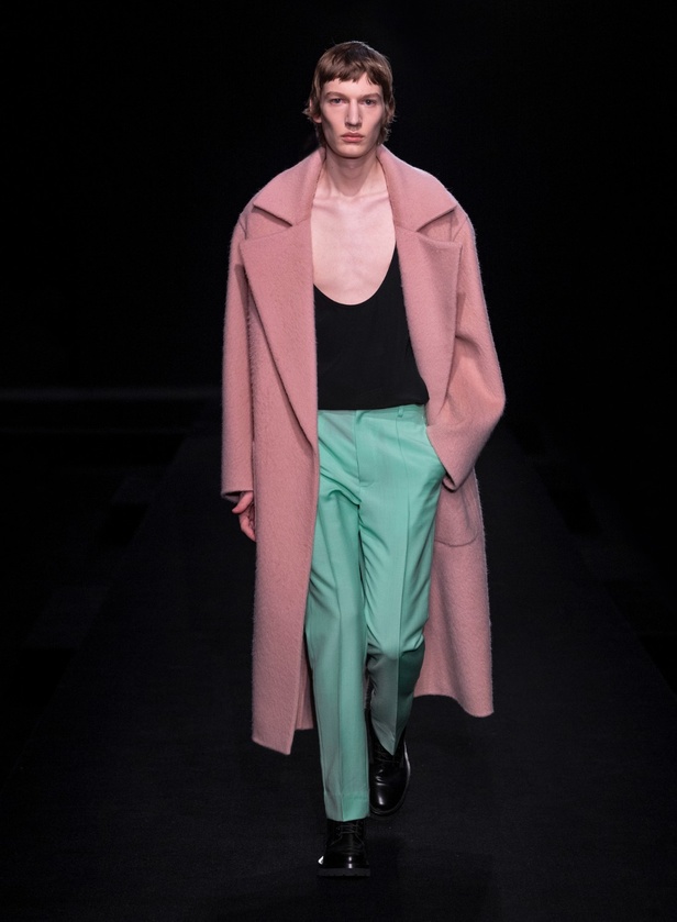 مجموعة Valentino لربيع وصيف 2023 أفكار جريئة وإعادة تعريف للأزياء الراقية