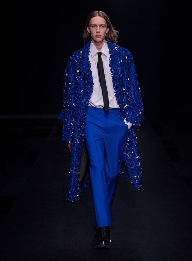 مجموعة Valentino لربيع وصيف 2023 أفكار جريئة وإعادة تعريف للأزياء الراقية