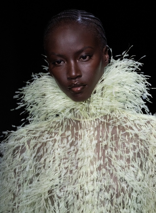 اطلالات جمالية من مجموعة Valentino لربيع وصيف 2023