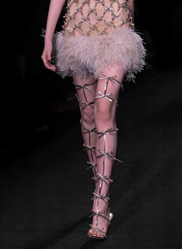 مجموعة Valentino لربيع وصيف 2023 أفكار جريئة وإعادة تعريف للأزياء الراقية