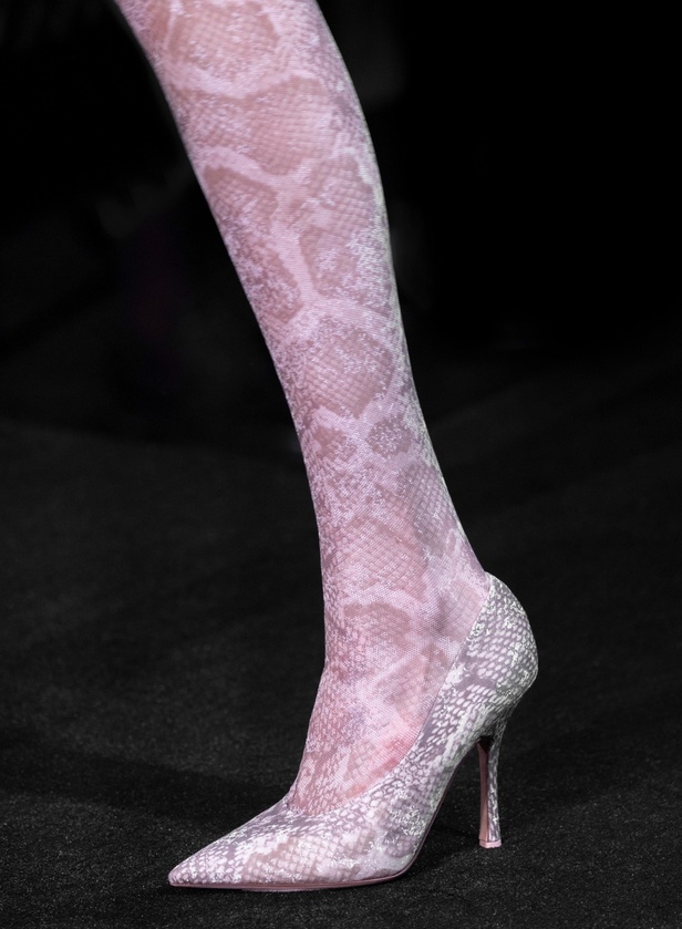 مجموعة Valentino لربيع وصيف 2023 أفكار جريئة وإعادة تعريف للأزياء الراقية